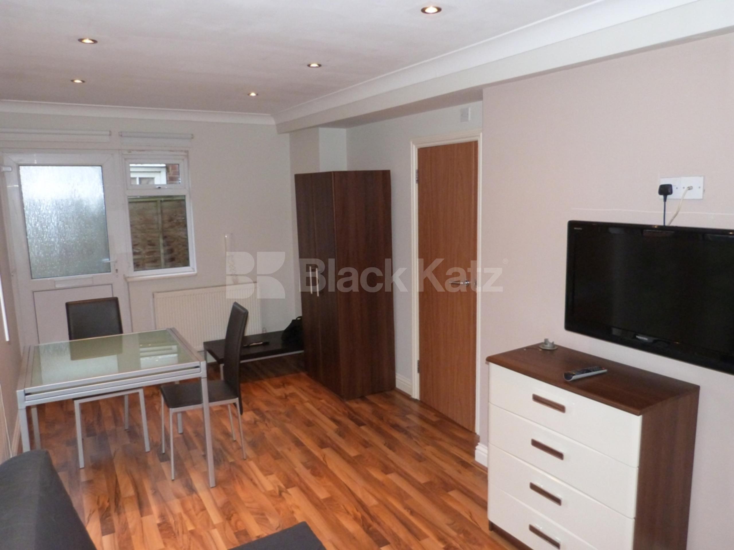 			All Bills Included !, Studio Apartment, 1 bath, 1 reception Flat			 Queens Avenue, Muswell Hill N10
